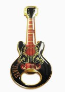 Elvis öffner Gitarre